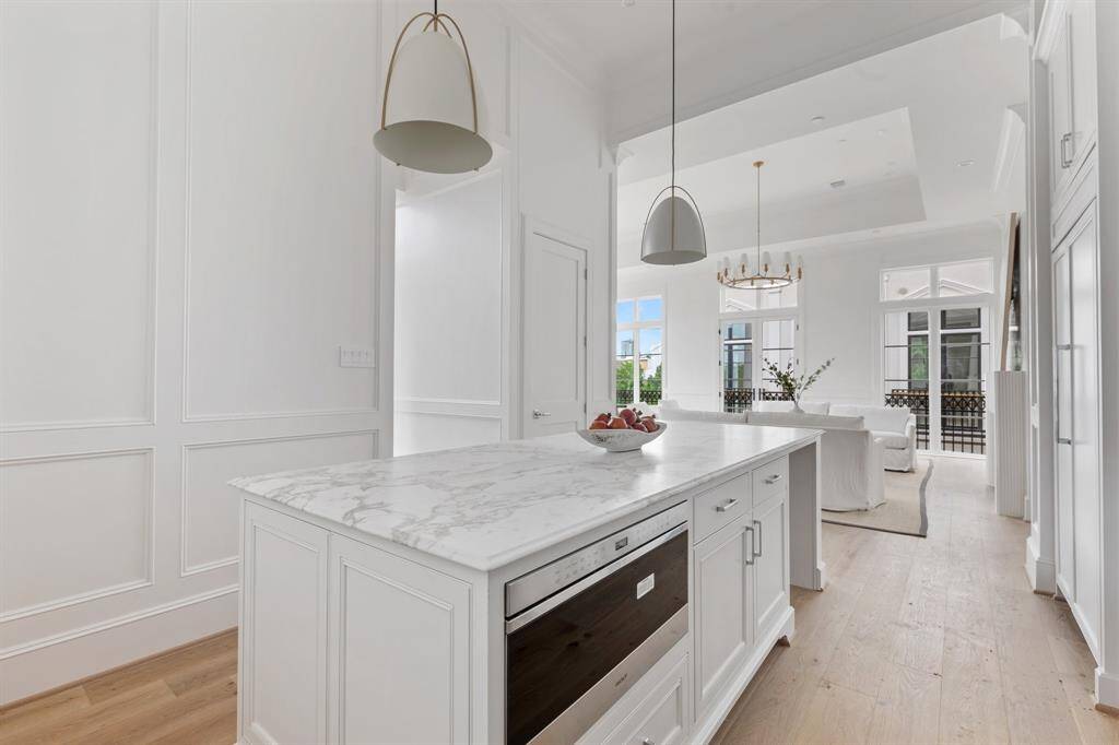 From storage to style, no detail is overlooked—this kitchen blends form and function at the highest level.