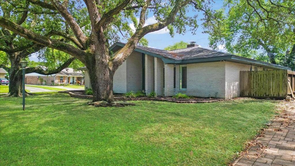What a gorgeous, mature oak tree that provides ample shade.