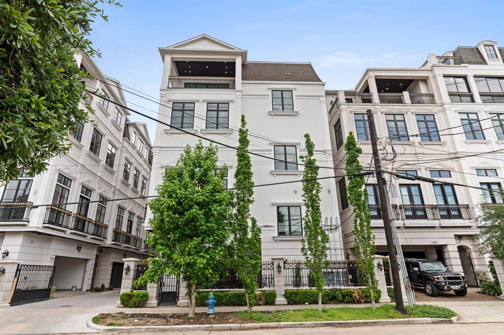 Enjoy the ease of lock-and-leave living in this intimate, gated community, where tree-lined streets and premier access to the Inner Loop lifestyle meet.