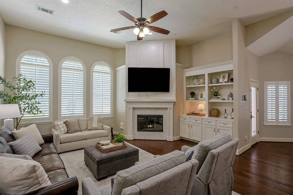 Bright,open den with views of the pool
