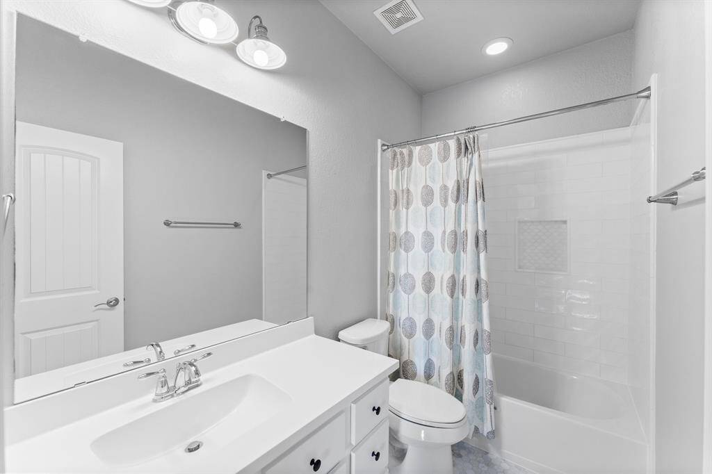 Secondary bath. 2nd floor