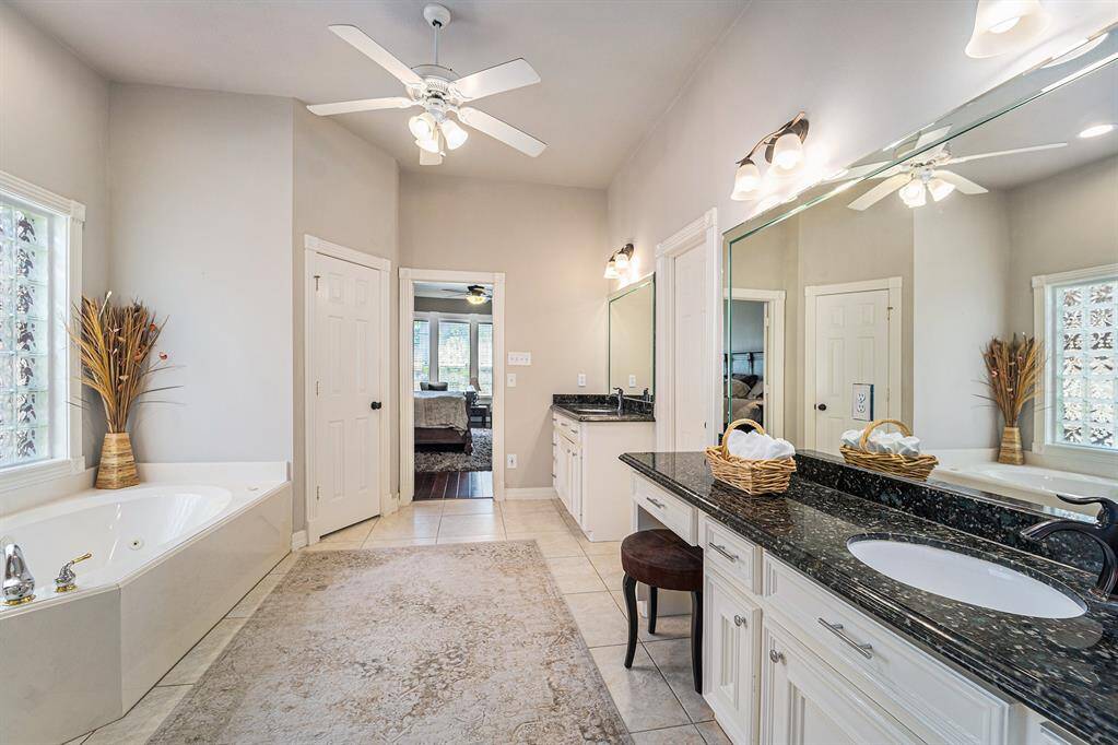Full view of this fantastic primary bathroom.