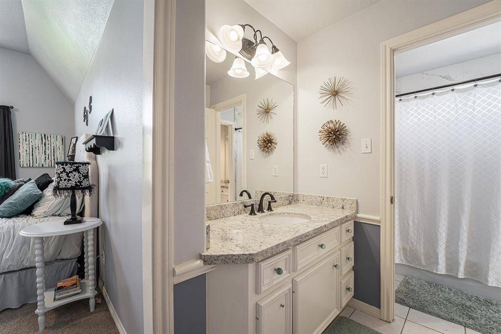 Additional view of the Hollywood bathroom.