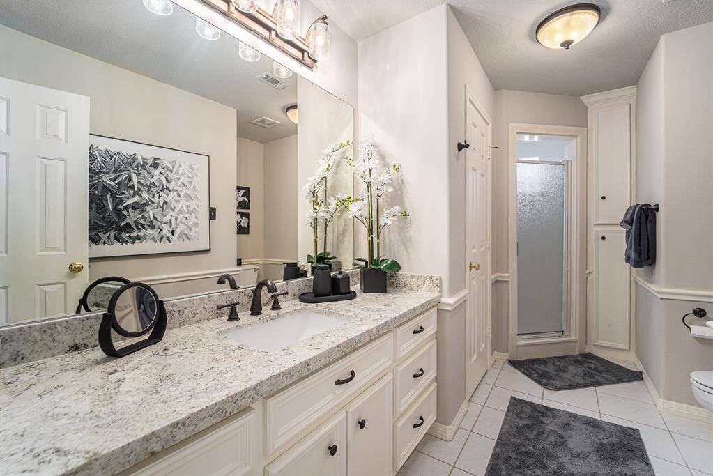 Wonderful secondary bathroom with ample countertop and cabinet space!