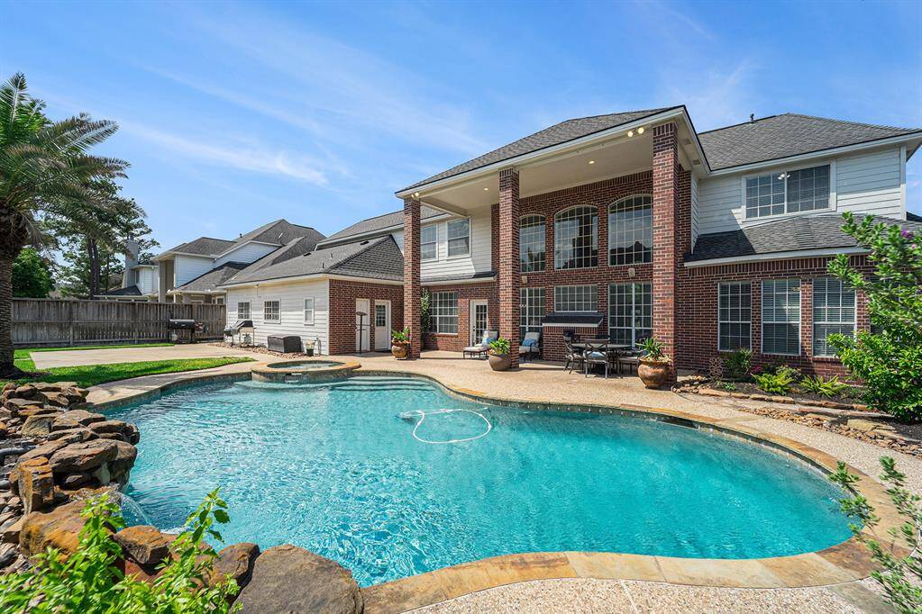 Full view of this remarkable backyard!