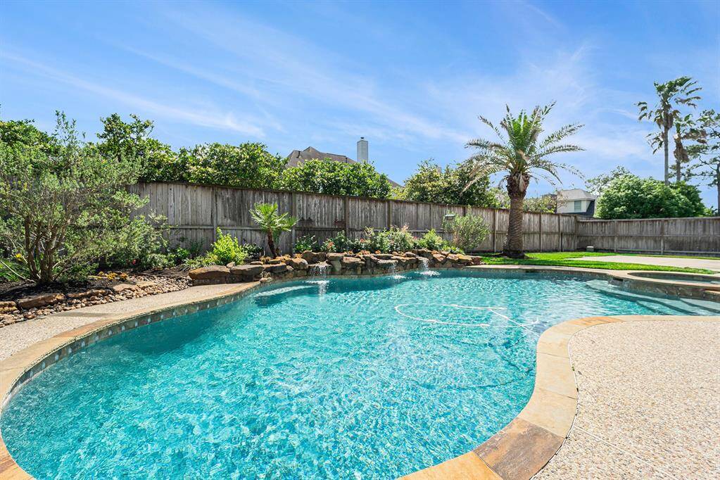 Closer look at this fabulous pool!