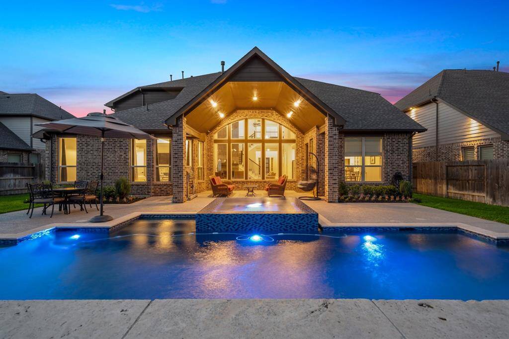 Imagine the amazing fun nights the family can have right here in your very own oasis.
