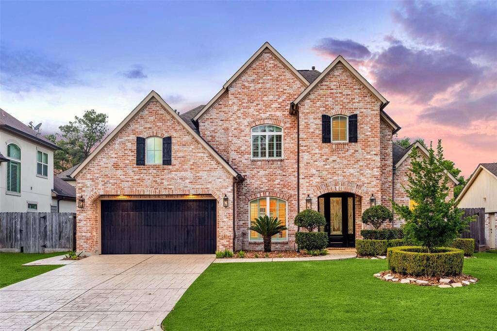 Welcome to this gorgeous brick home in West Memorial, crafted by an award-winning custom builder. Featuring gas lanterns at the entry, a freshly painted garage door, and impeccable curb appeal, this home exudes timeless charm and exceptional craftsmanship.