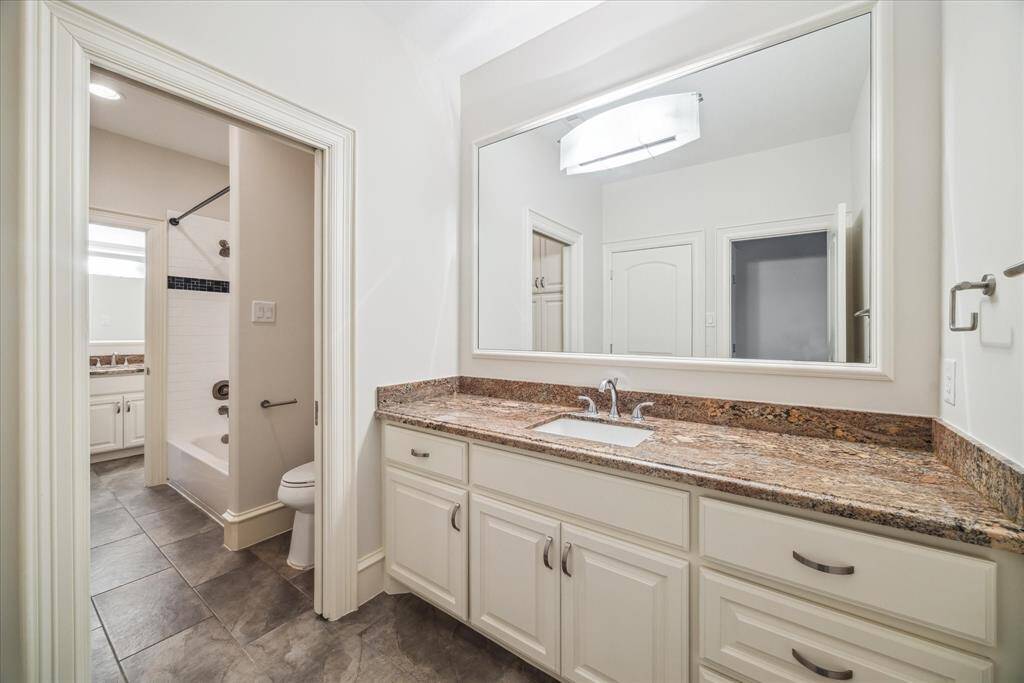 This Hollywood bath offers the perfect balance of privacy and convenience, featuring private vanity for each bedroom and a shared tub/shower area in between. With separate access from both rooms.