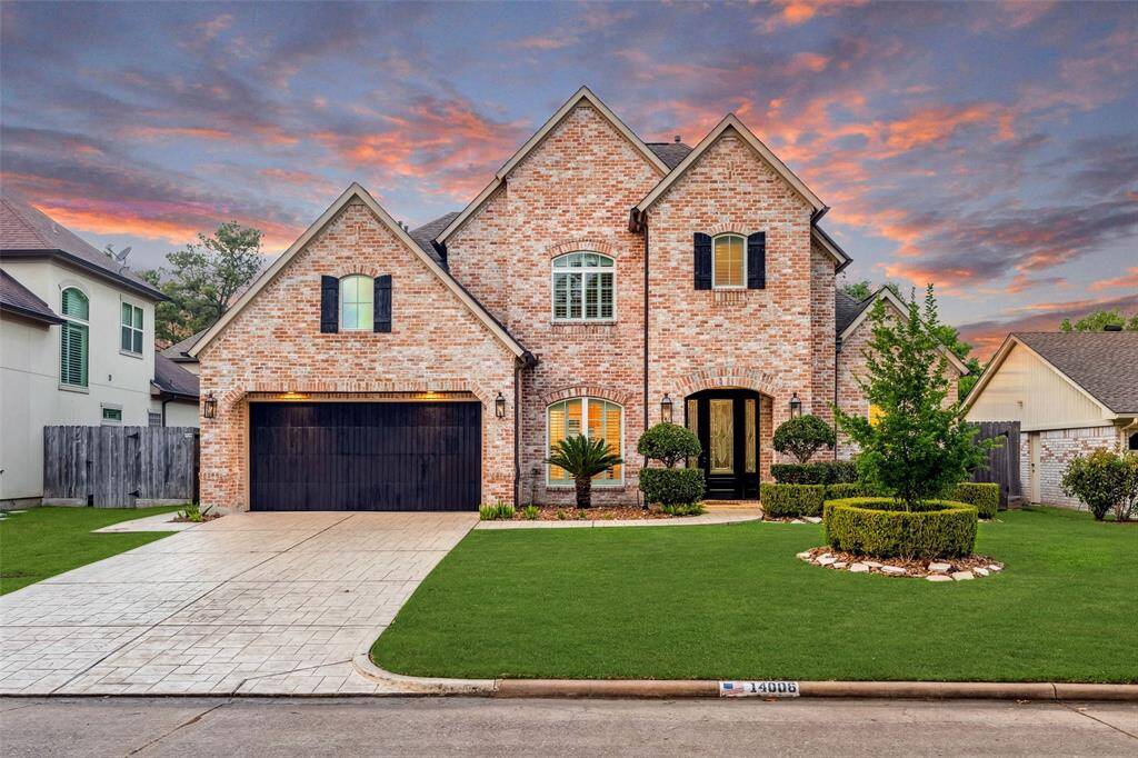This stunning West Memorial home, crafted by an award-winning builder, features exceptional craftsmanship, high ceilings, and an open floor plan. Located in Nottingham West and zoned to SBISD, it offers easy access to amenities, parks, and trails.