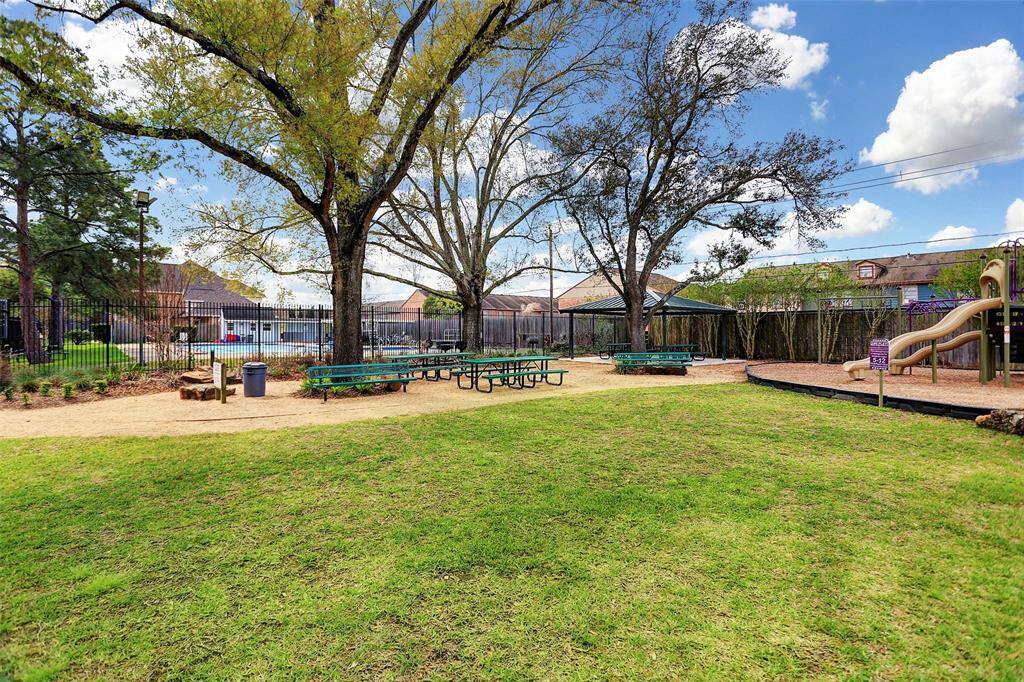 Nottingham West offers fantastic outdoor amenities, including a community park with a splash pad, playgrounds, tennis courts, and a scenic walking trail.