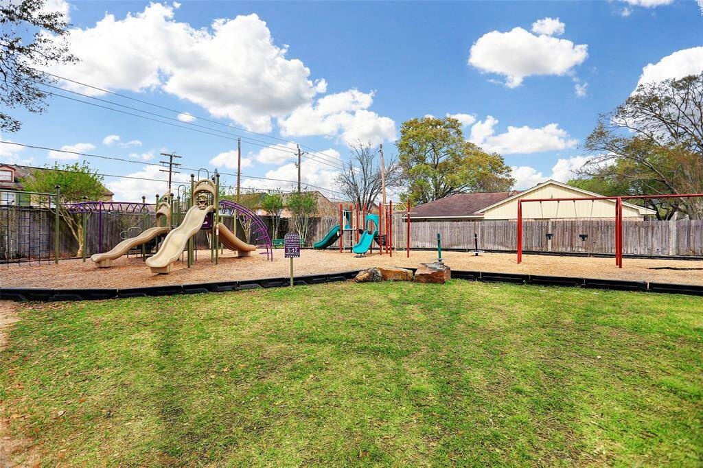 Nottingham Park is a 22.5-acre community gem in Houston’s Memorial neighborhood, offering a splash pad, playgrounds, tennis courts, a 12-hole disc golf course, and a scenic walking trail with exercise stations.