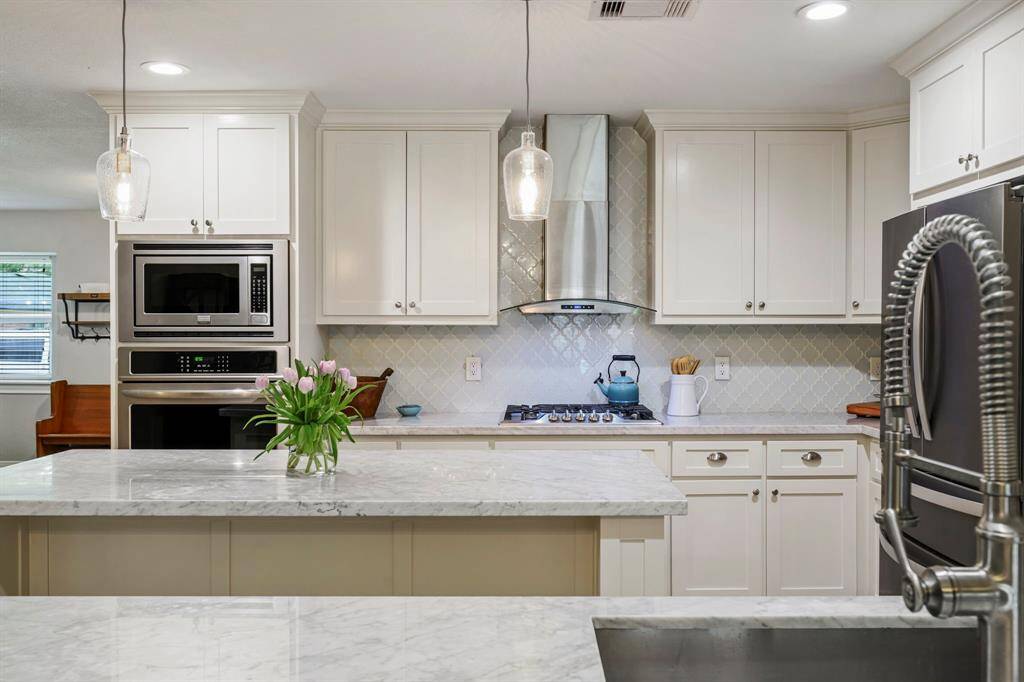 BREAKFAST BAR TO ENTERTAIN YOUR GUESTS!