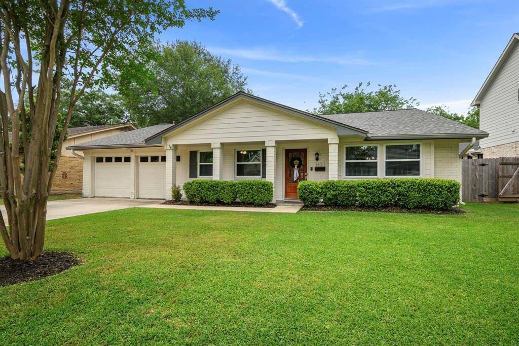 Highly desired neighborhood of Notthingham West and zoned to great SBISD schools!