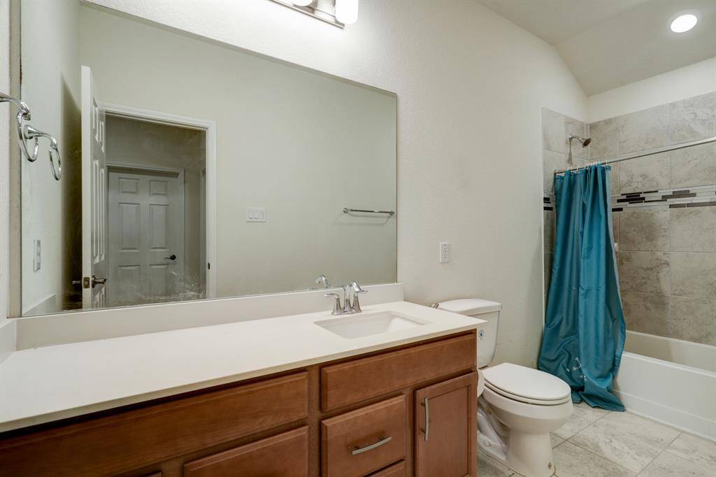 Full Guest bathroom on 2nd floor
