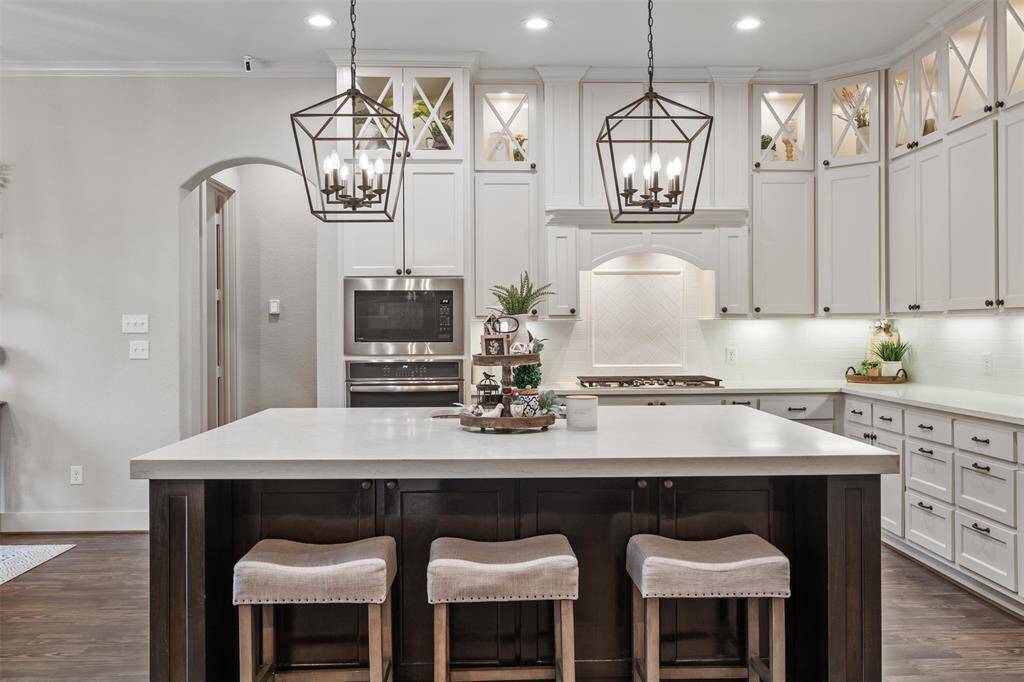 Lights galore! Under cabinet lighting, upper cabinet lighting and lighted vent hood all present.