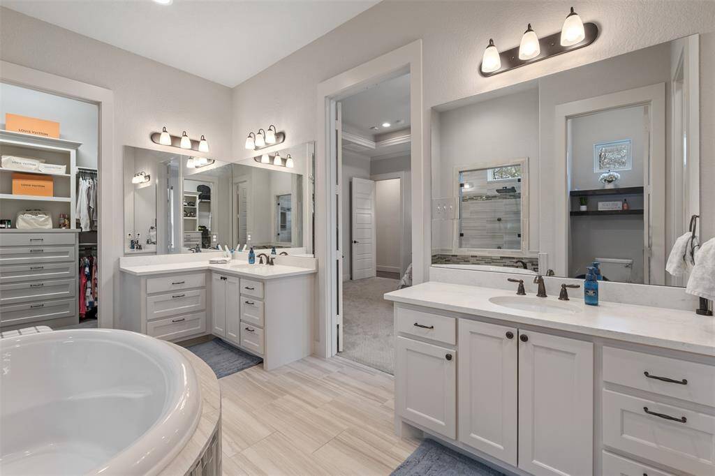 Two sinks, two closets, so much storage!
