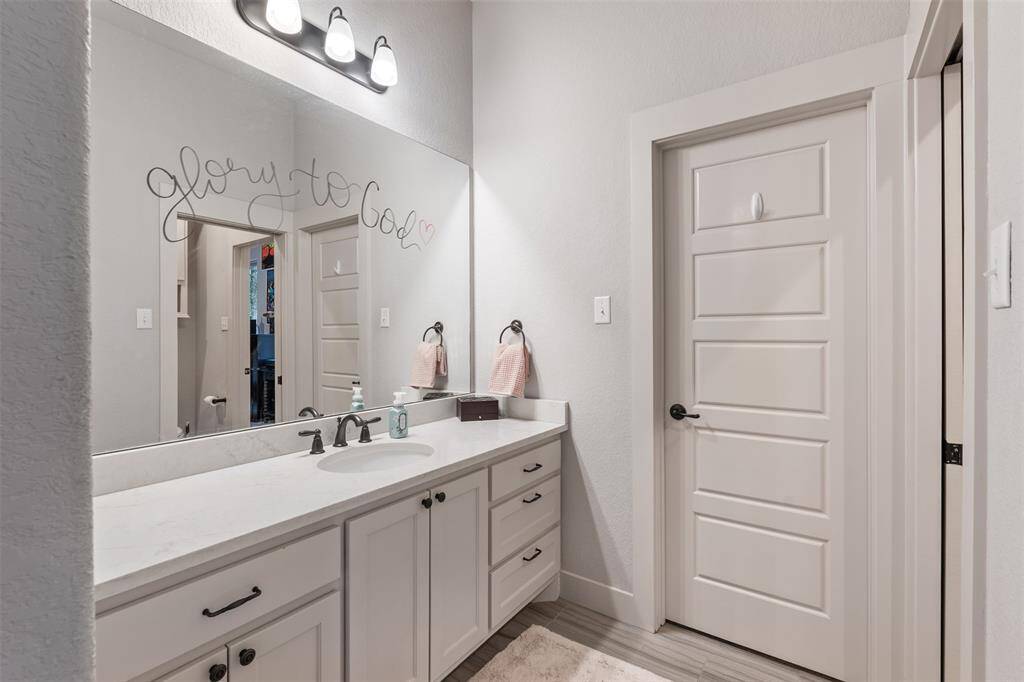 This sink area is attached to the first secondary room only. Inside here, you will also find the walk-in closet.