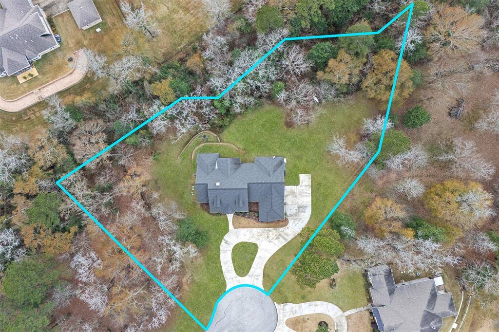 Check out that lay-out! Such a wide lot and so much yard space!