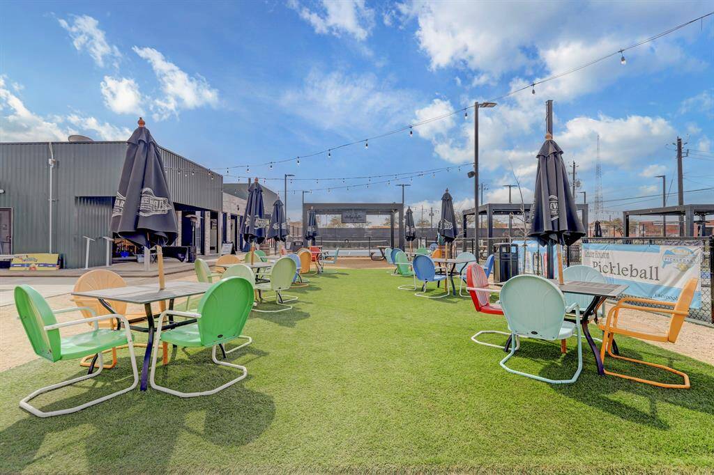 Situated in close proximity with Houston's largest employment centers: Downtown & The Medical Center, Eastwood Park is located along the Harrisburg Hike & Bike Trail!