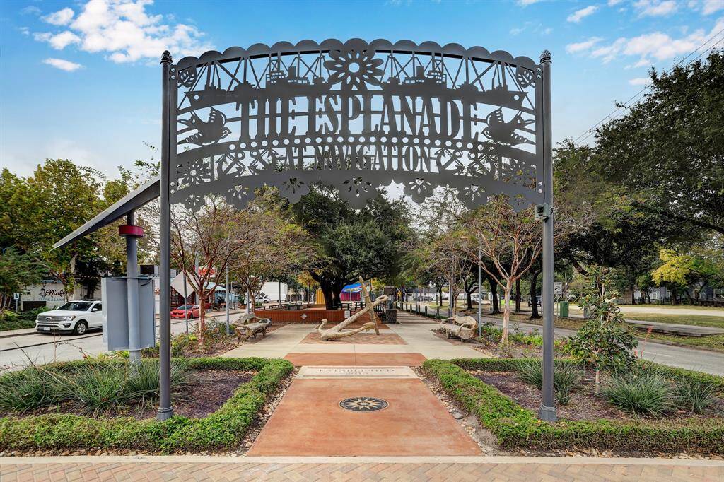 Situated in close proximity with Houston's largest employment centers: Downtown & The Medical Center, Eastwood Park is located along the Harrisburg Hike & Bike Trail!
