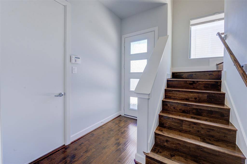 Neutral tones—easy to match any décor.