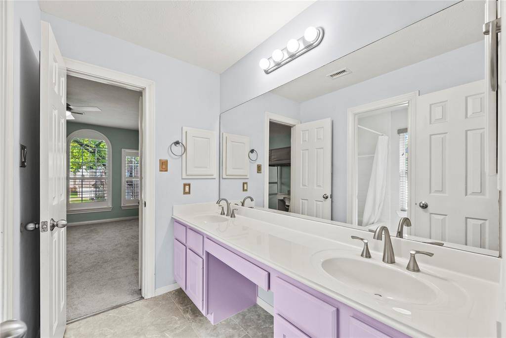 The Jack-N-Jill bath offers duel sinks, plenty of counter space and a separate water closet that makes this bath functional and easy to share!