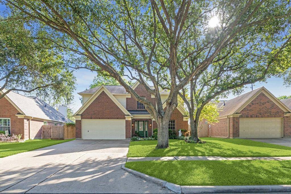 Long and double-wide drivewayis perfect for home owners andguests never having to park inthe street.