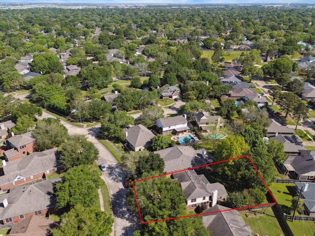 Location, Location, Location!Just minutes for 1-10 and 99,while also tucked away on aquiet and serene section ofCinco Ranch just off of PeekRaod.