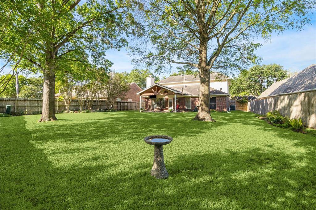 Calling all nature lovers! Thecurrent owners love the widevariety of birds that frequent theirbird feeders!