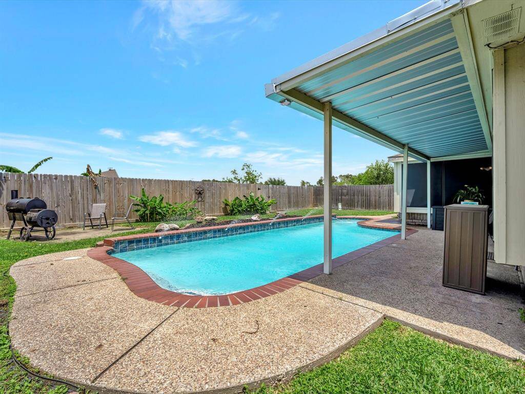 Crystal blue pool with water feature!