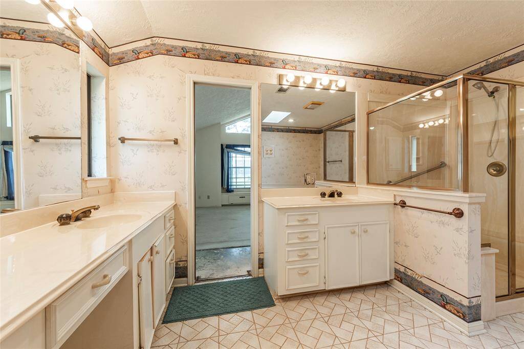 Double sinks, large shower and jetted tub