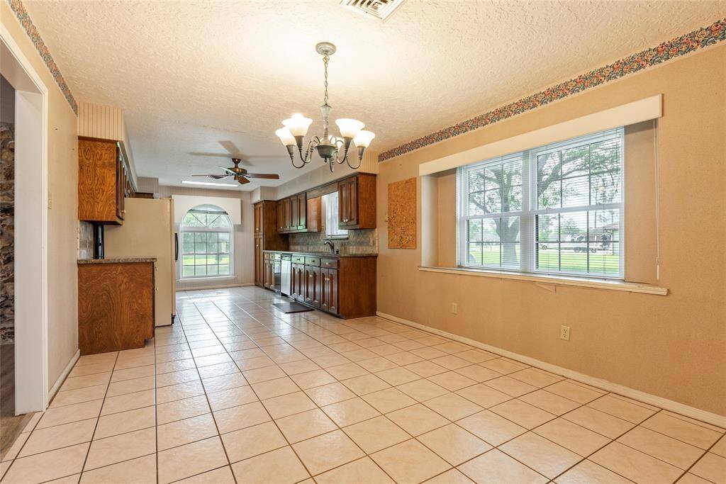 Large breakfast area in the kitchen with tons of natural light