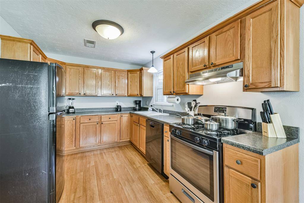 Ample room for cooking and enjoying surrounding space