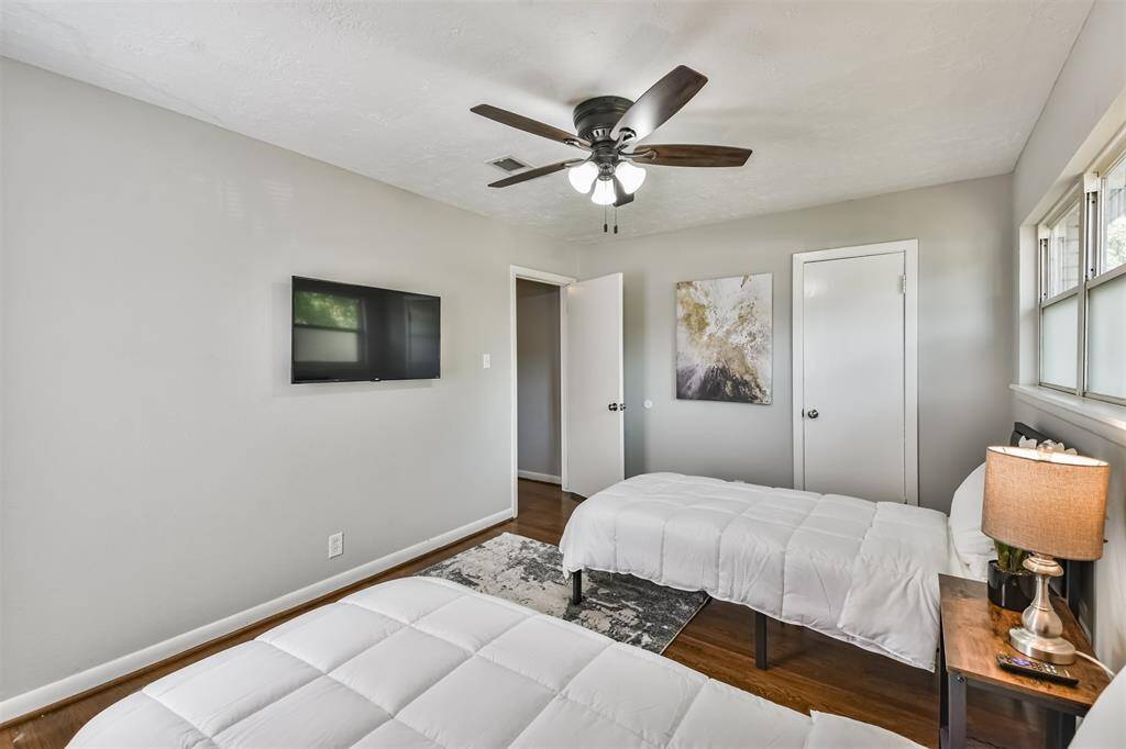 Secondary bedroom
