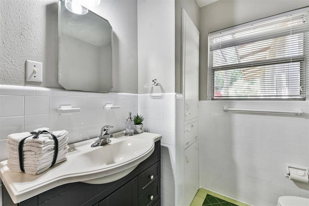 Light and bright bathroom
