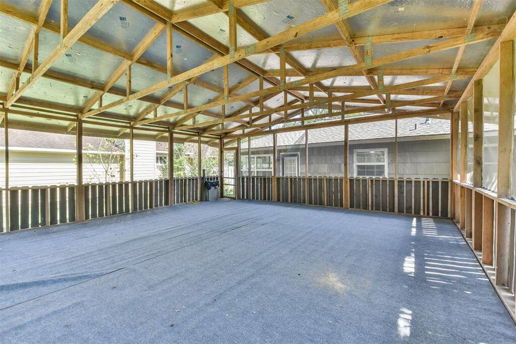 Covered Bonus Patio/Deck space