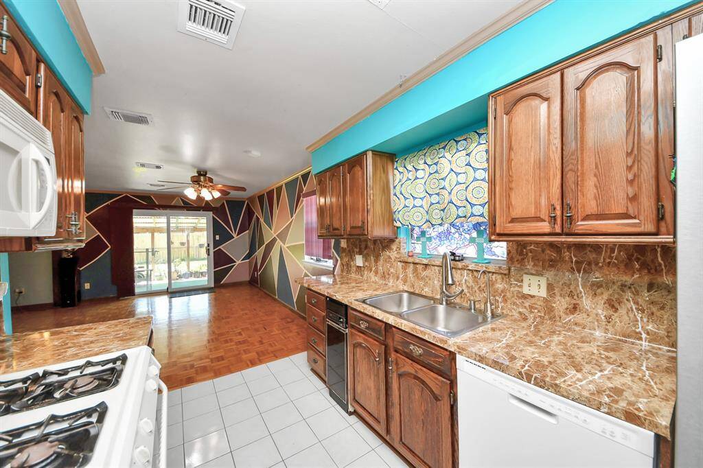 Plenty of storage space in this very efficient kitchen