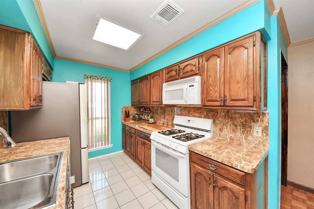 Charming kitchen with Very large refrigerator newly purchased Samsung refrigerator included