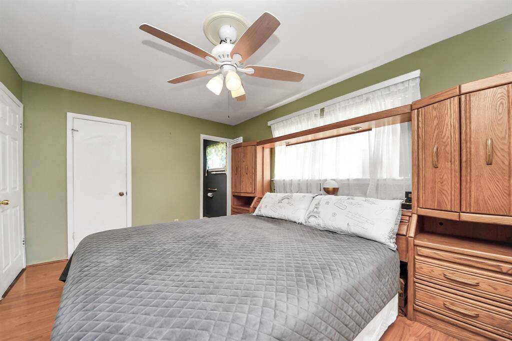 Bright bedroom with an en-suite bathroom.