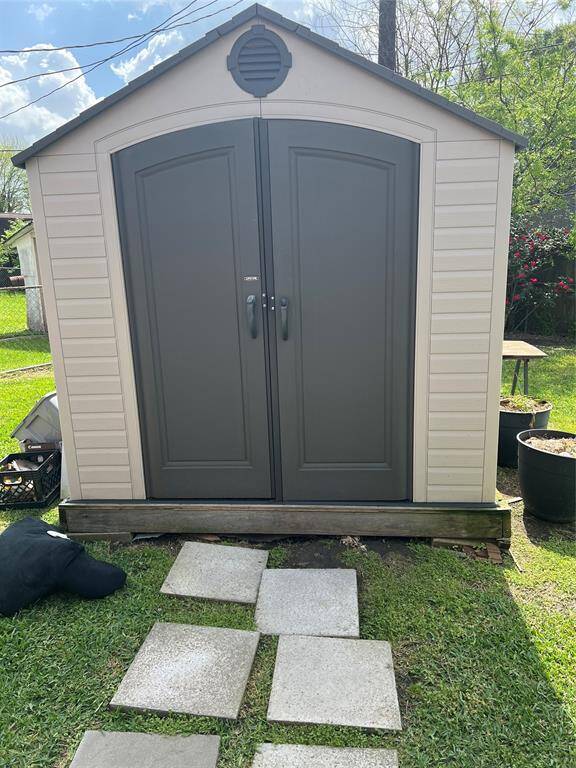 There's a newly purchased storage shed in perfect condition. The space is ideal for outdoor storage.