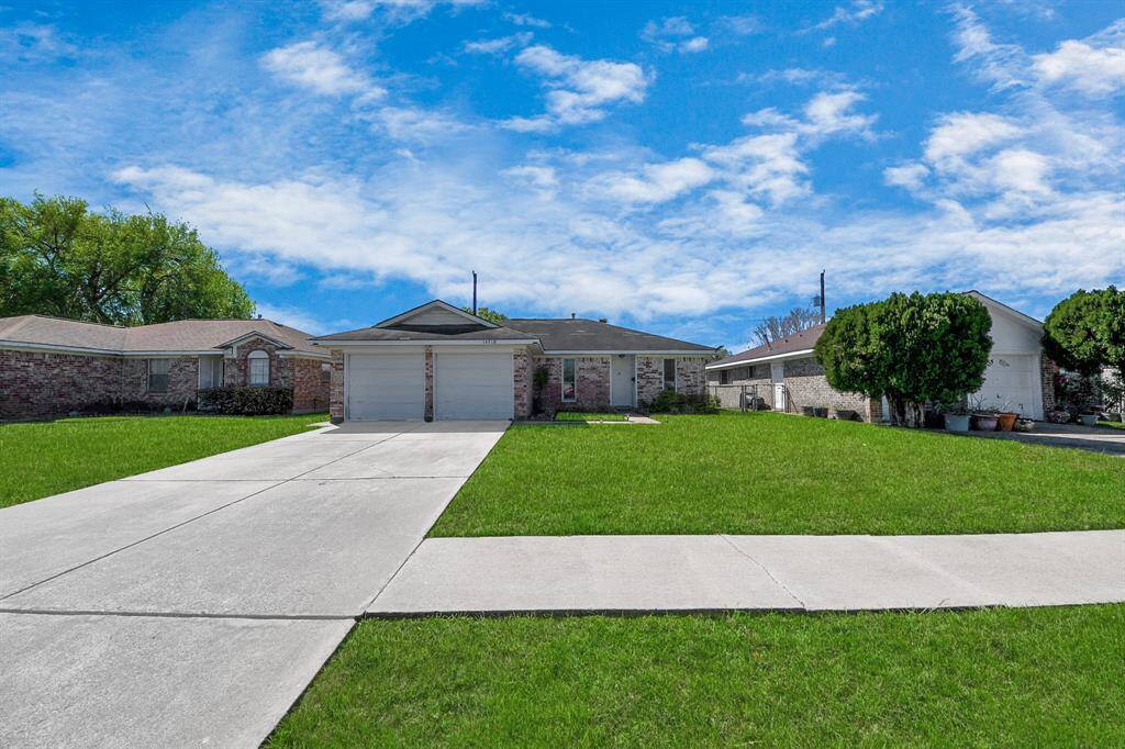 An inviting front yard with beautifully manicured landscaping that enhances curb appeal.