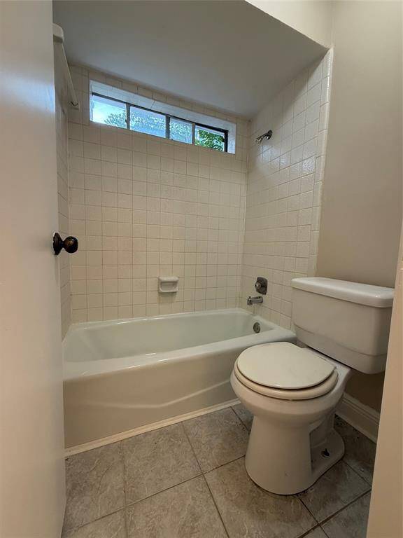 The 2nd restroom/bathtub.