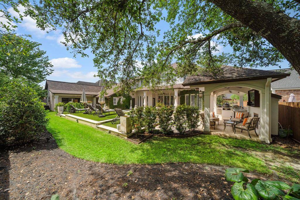 No neighbors behind make this a very private place to entertain!