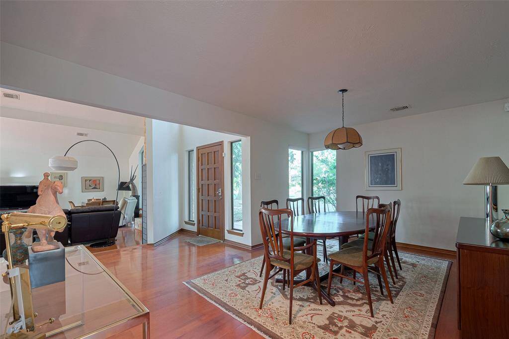 The formal dining room, located just a few steps from the foyer, offers an expansive layout that comfortably accommodates 8–10 guests. With its inviting ambiance and generous space, it’s the perfect setting for hosting warm, cozy dinners or elegant gatherings with family and friends. Thoughtful design details create an atmosphere that enhances every dining experience.