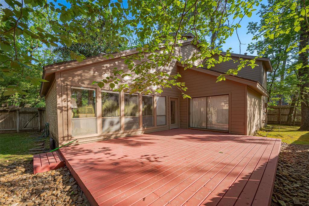 The wonderful patio decking enhances the home’s relaxing atmosphere, creating the perfect spot to unwind and enjoy meaningful conversations. This inviting outdoor space serves as an ideal conversation pit, encouraging connection and leisure.