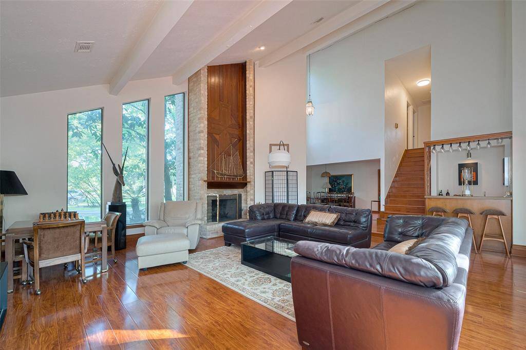 The open layout seamlessly connects each area of the home, offering a harmonious flow that’s ideal for modern living. It provides the perfect setting for entertaining family and guests, making gatherings both effortless and enjoyable.