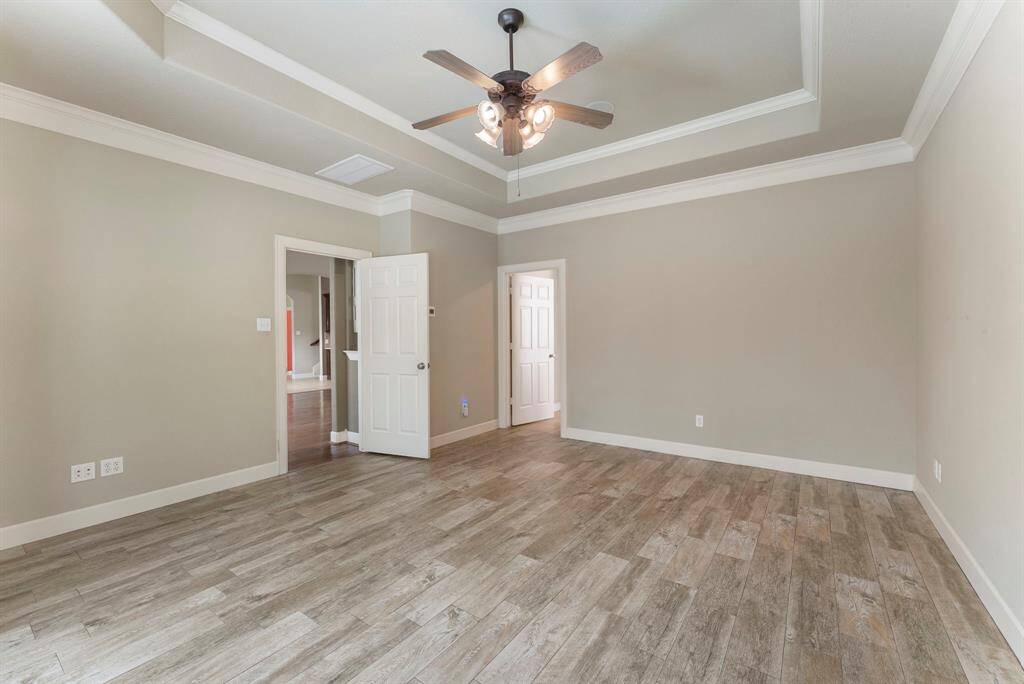 Light and bright dining room.
