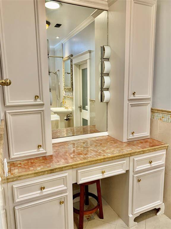 Vanity counter in primary bath