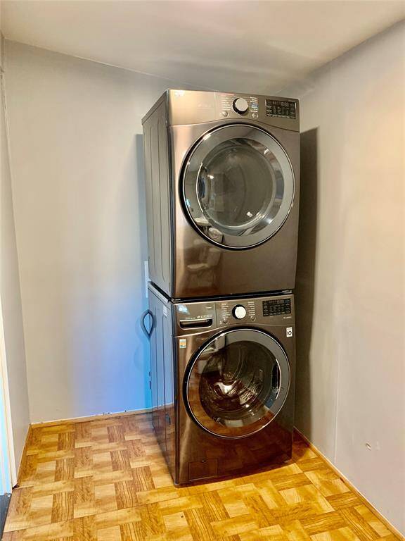 Wash/dryer included!